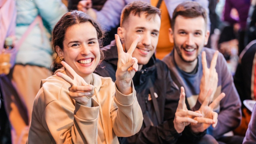 Foreigners enjoy bustling atmosphere in Hanoi’s Old Quarter for World Cup final